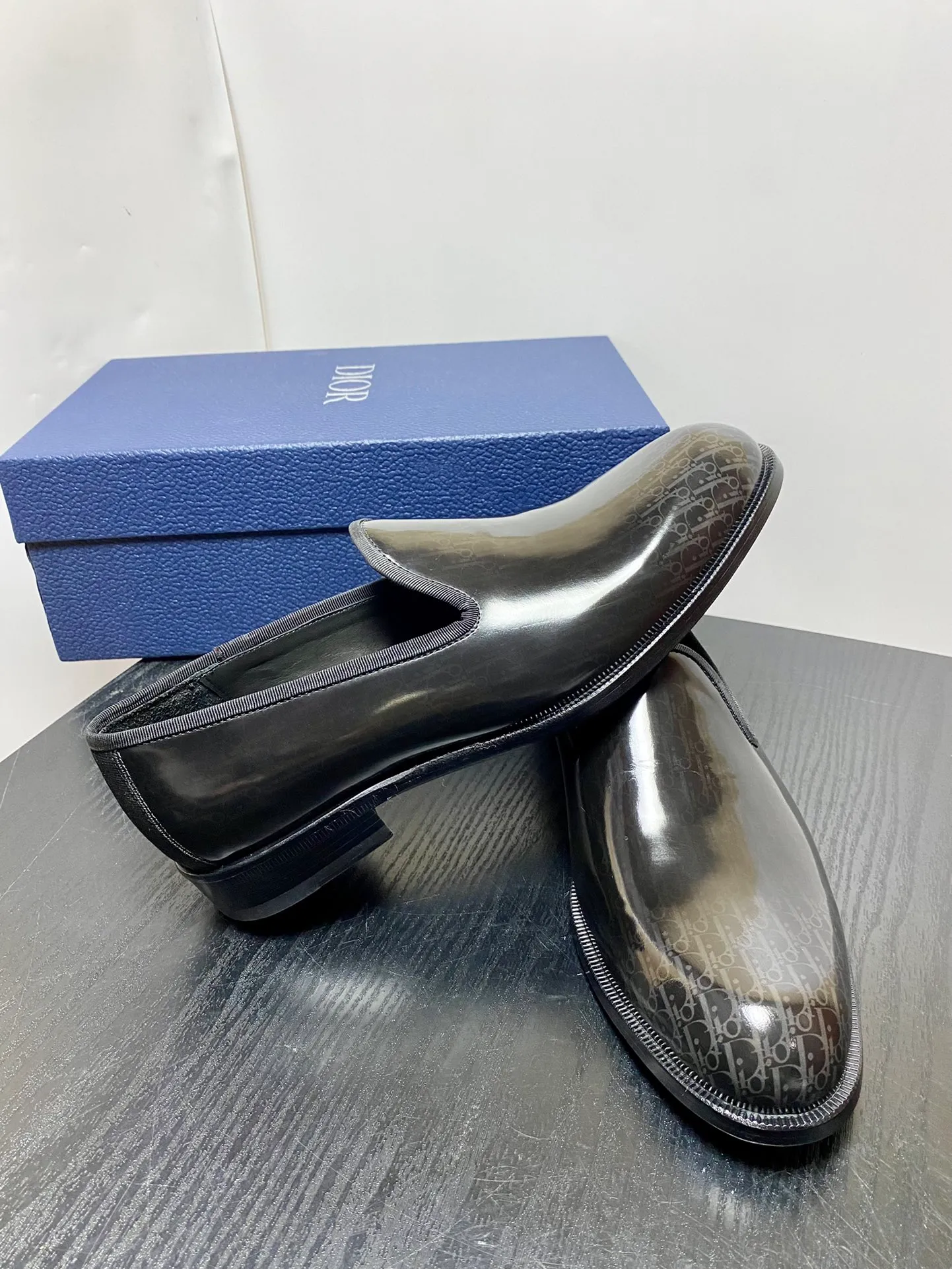Men's shoes 💰960 Dior Derby shoes | Genuine leather sole formal leather shoes | Carefully crafted with open-edge beaded cowhide | Water-dyed cowhide lining | With classic lace-up closure | Exquisite embossed brand logo on the side | Glossy stacked heel design enhances style | Can be matched with formal or casual looks Size: 39-44 (customized at 38.45.46)